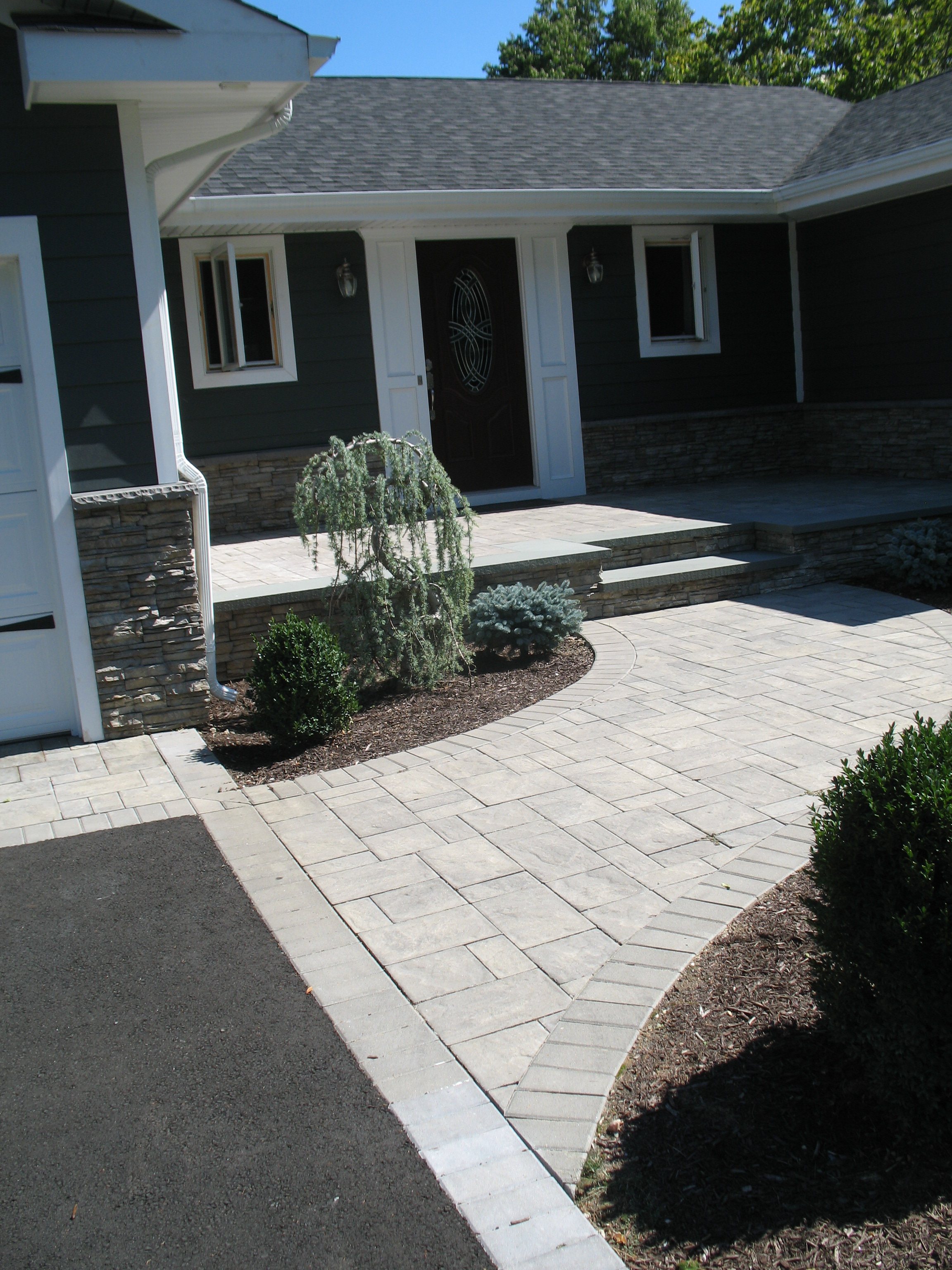 Estate driveway — Bayport, NY